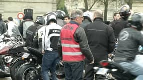 Les milliers de motards en colère se sont rassemblés ce dimanche à Vincennes, avant de défiler dans Paris pour protester contre le contrôle technique obligatoire des deux-roues à la revente. 
