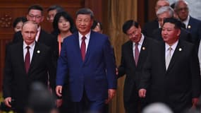 Le président chinois Xi Jinping (au centre), le dirigeant nord-coréen Kim Jong Un (à droite) et le président russe Vladimir Poutine (à gauche) arrivent pour une réception dans le Grand Hall du Peuple, après un défilé militaire marquant le 80e anniversaire de la victoire sur le Japon et la fin de la Seconde Guerre mondiale, à Pékin, le 3 septembre 2025.