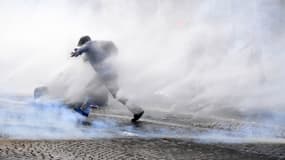 Des canons à eau et des gaz lacrymo ont été utilisés par les forces de l'ordre pour disperser les manifestants sur les Champs-Élysées, samedi 24 juillet à Paris