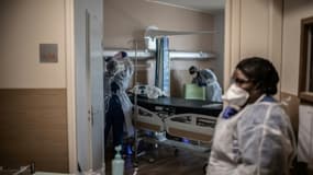 Des aides-soignantes nettoient une chambre d'un ancien patient Covid-19 à l'AP-HP (Assistance Publique - Hopitaux de Paris) à Paris, le 28 mai 2020