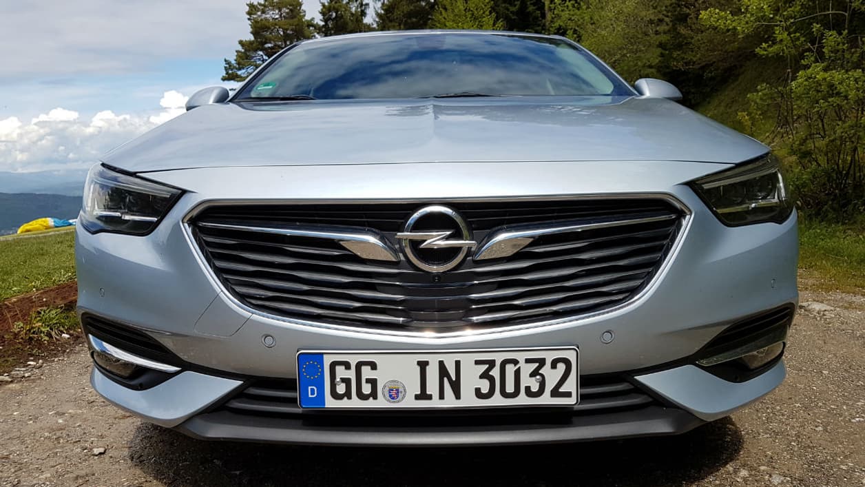 La nouvelle face avant de l'Insignia, avec les nouveaux phares à LED Intellilux permettant de conserver les pleins phares sans éblouir les autres automobilistes La nouvelle face avant de l'Insignia, avec les nouveaux phares à LED Intellilux permettant de conserver les pleins phares sans éblouir les autres automobilistes