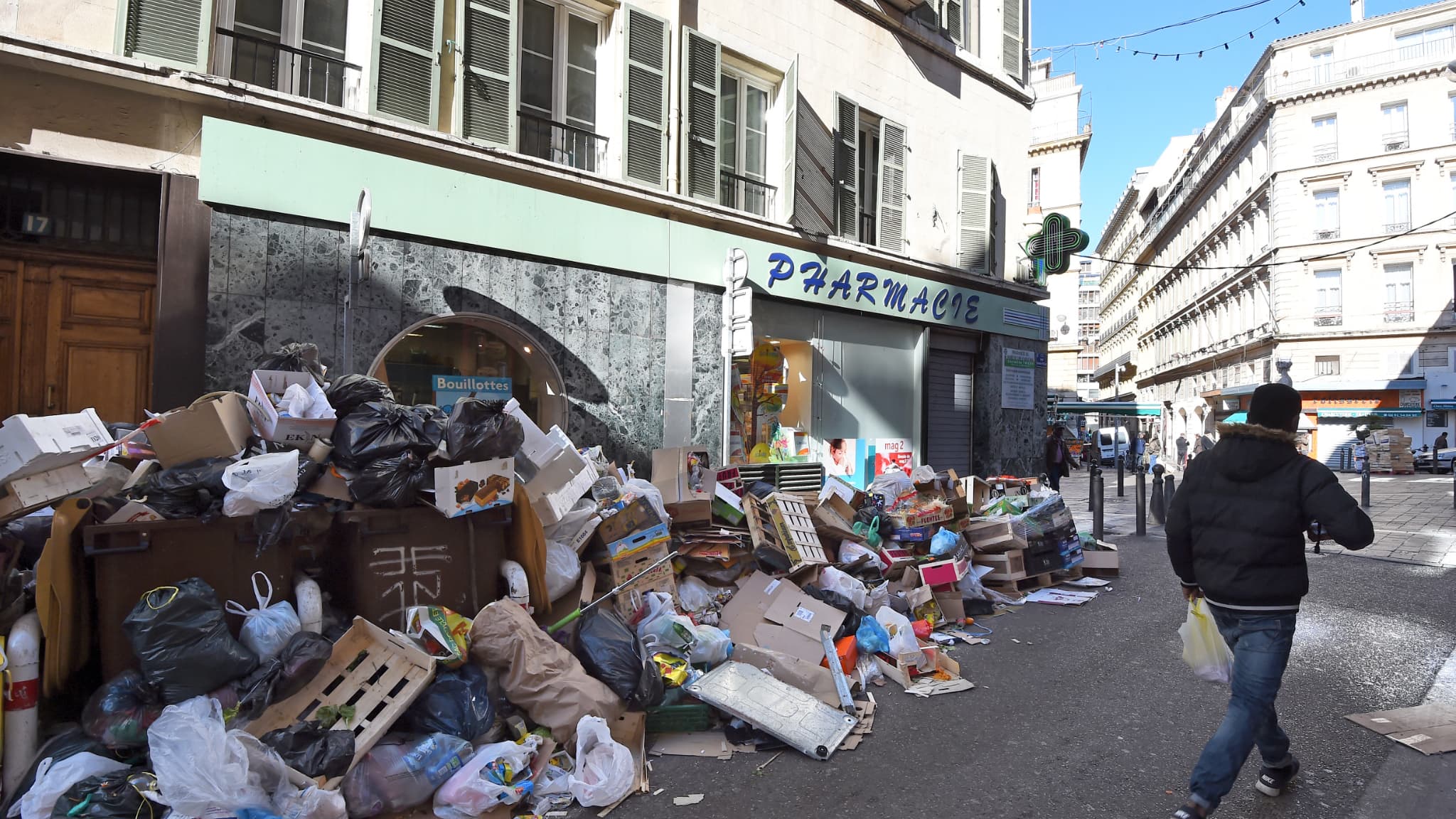 Un homme passe devant des déchets le 25 janvier 2015 lors de la grève des éboueurs Un homme passe devant des déchets le 25 janvier 2015 lors de la grève des éboueurs