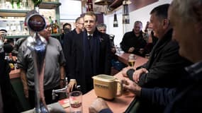 Emmanuel Macron dans un bar PMU de Bully-les-Mines, le 9 novembre 2018.