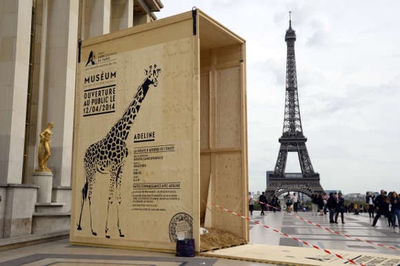 Campagne publicitaire au Trocadéro, à Paris.