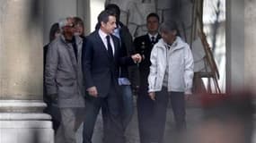 Les trois otages du Niger libérés jeudi - une Française, un Togolais et un Malgache - ont été reçus samedi à l'Elysée en compagnie de leurs familles par le président français Nicolas Sarkozy. Françoise Larribe (à droite) et les deux autres ex-otages étaie