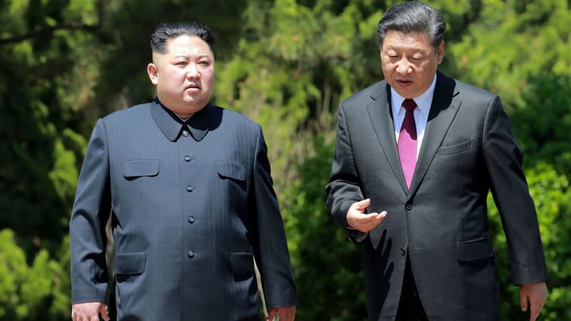 Kim Jong Un et Xi Jinping, le 8 mai 2018, à Dalian (Chine)