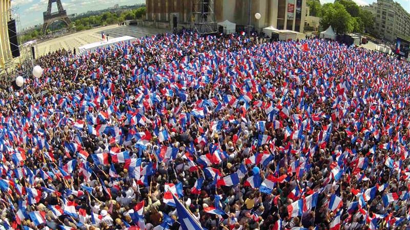 Rassemblement de miliants pro-Sarkozy, au Trocadéro, à Paris. La proximité de l'élection présidentielle a court-circuité mardi la fête du Travail que Nicolas Sarkozy a voulu éclipser par un meeting géant tandis que Marine Le Pen, refusant de choisir entre