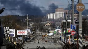 Des habitants évacuent la ville d'Irpin, au nord de Kiev, le 10 mars 2022