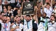 Les joueurs de Montauban soulève le Bouclier après leur titre en Pro D2 le 7 juin 2025 à Toulouse