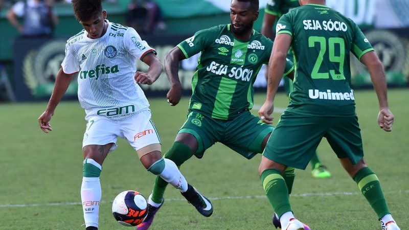 Vitinho (à gauche)