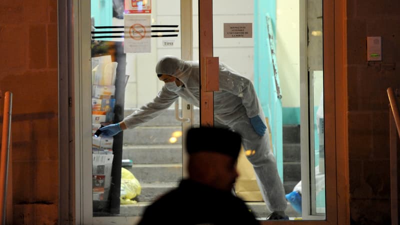 La police sur les lieux de l'attaque, au commissariat de Joué-lès-Tours, le 20 décembre 2014.