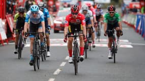 Primoz Roglic avec le maillot rouge de leader de la Vuelta, le 21 octobre 2020