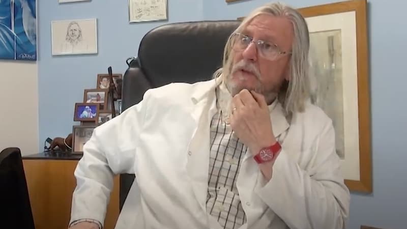 Le professeur Didier Raoult dans son bureau à l'IHU de Marseille.  