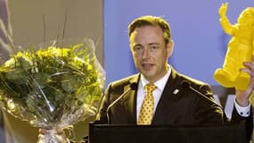 Bart de Wever, le chef de la N-VA, brandit un nain jaune devant 4.000 militants