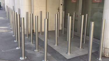 Des poteaux devant l'agence Caisse d'épargne.