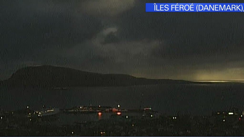 L'éclipse solaire totale a brièvement plongé les Îles Féroé (Danemark) dans le noir vendredi matin. L'éclipse solaire totale a brièvement plongé les Îles Féroé (Danemark) dans le noir vendredi matin.