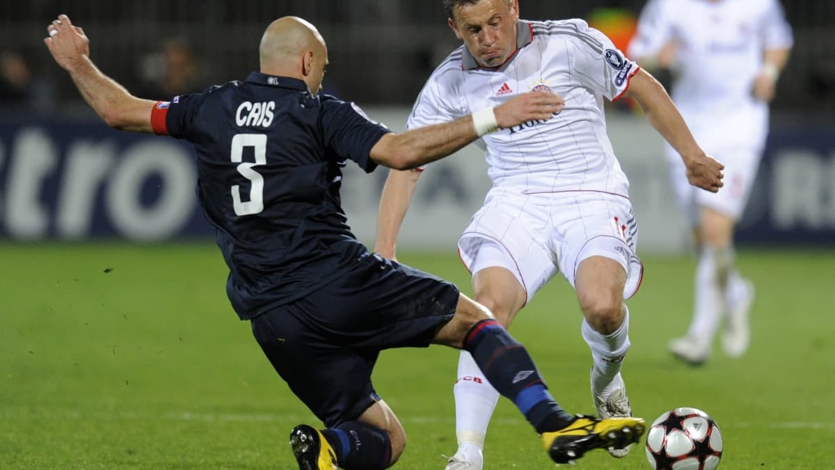 Cris (de dos) face à Ivica Olic, bourreau de l'OL lors du match retour de la demi-finale de Ligue des champions entre Lyon et le Bayern Munich en 2010