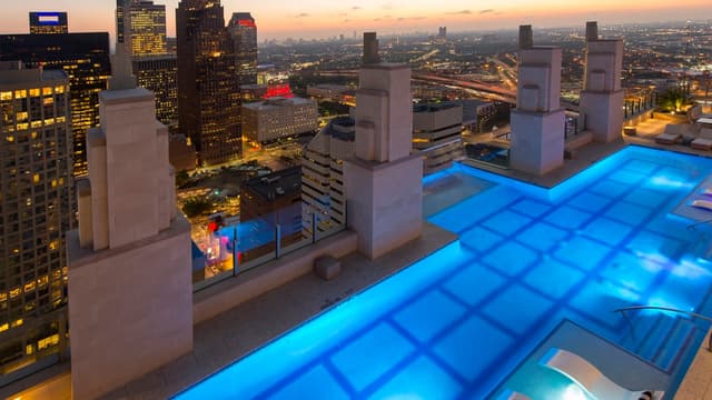 Cette piscine suspendue à 150 mètres du sol donne l'impression de voler