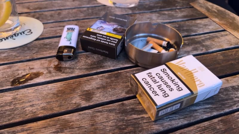 Des paquets de cigarettes sur la table d'un café parisien