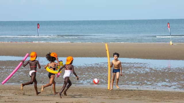 Baignade sur la plage de Deauville