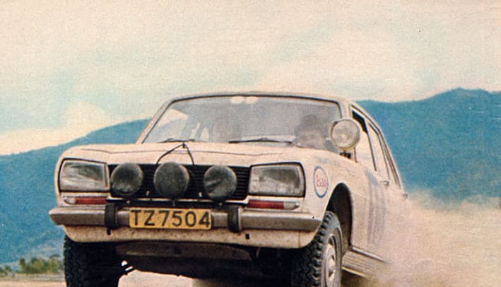 Cette affiche pour la 504 datant de 1976 met en avant sa réussite en rallye en Afrique, ce qui la prédestinait à une longue carrière sur ce continent.