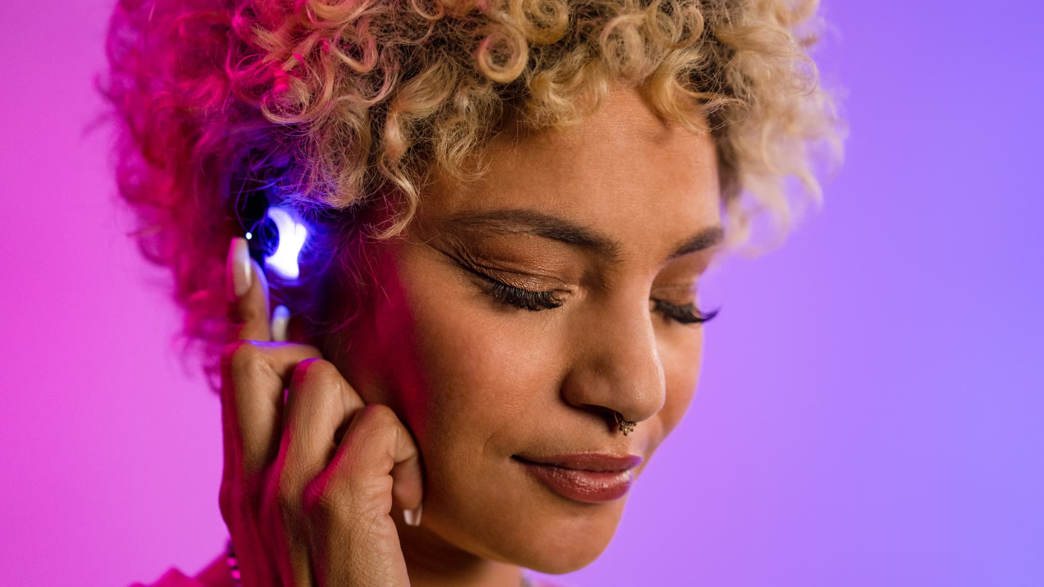 Les Logitech G Fits utilisent des LED pour mouler l'embout à vos oreilles