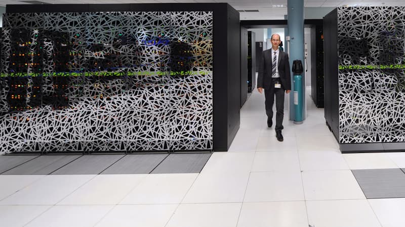 Matteo Dell'Acqua, directeur adjoint des systèmes d'information à Météo-France posait à côté du supercalculateur acquis en 2014.