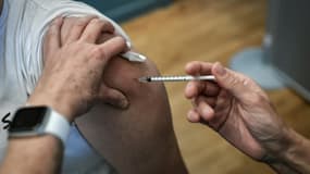 Une personne se fait vacciner contre le Covid-19, le 27 novembre 2021 à Paris.