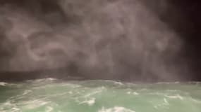 Tempête Bella: les images d'un témoin BFMTV à bord d'un chalutier près de Lorient