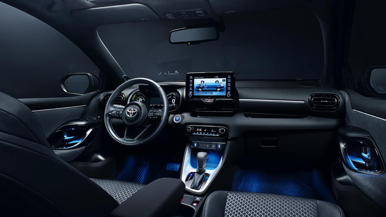 La Yaris suit la tendance des citadines de segment B, qui disposent de plus e plus d'écrans tactiles, et d'aides à la conduite vus sur les plus gros véhicules. La Yaris suit la tendance des citadines de segment B, qui disposent de plus e plus d'écrans tactiles, et d'aides à la conduite vus sur les plus gros véhicules.