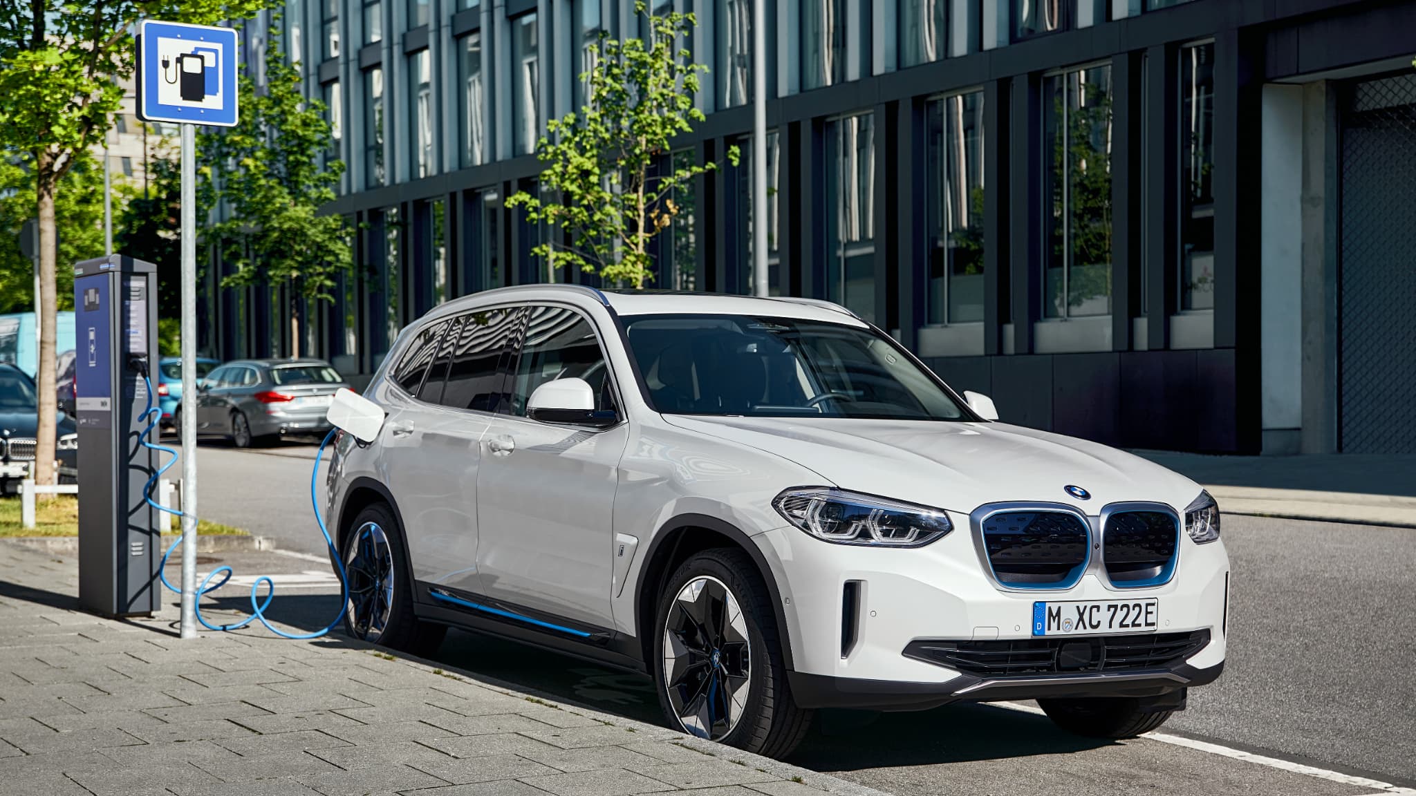 BMW dévoile la version 100 électrique du X3, son SUV bestseller