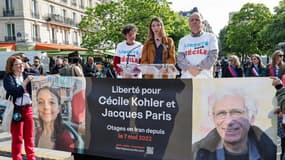 Noémie Kohler (c), sa mère Mireille et son père Pascal lors d'un rassemblement pour marquer les trois ans de détention de leur sœur et fille Cécile Kohler et de son compagnon Jacques Paris, en Iran, à Paris le 7 mai 2025