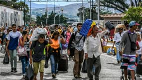 Des Vénézuéliens traversent le poste-frontière avec la Colombie pour se rendre à Cucuta, le 25 juillet 2017 à San Antonio del Tachira