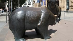 Les sculptures d'ours et de taureau symbolisant la baisse et la hausse des marchés devant la Bourse de Francfort, en Allemagne.