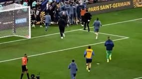 La course au ralenti d'Illya Zabarnyi et Lucas Chevalier après PSG-Flamengo (1-1, 2 t.a.b. 1), le 17 décembre 2025