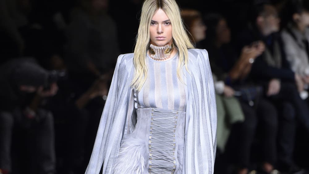 Kendall Jenner lors du défilé Balmain le 3 mars 2016