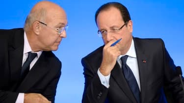 François Hollande, ici en compagnie du ministre du Travail Michel Sapin, a voulu faire passer un message positif sur l'emploi.