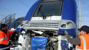 Des blocs de neige sur un train de la SNCF 