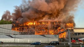 Un important incendie s'est déclaré dans un centre de tri, dans le 17e arrondissement de Paris, le 7 avril 2025. 