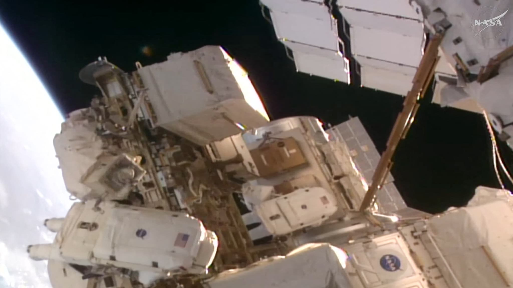 DIRECT. Les deux astronautes sont dans le vide spatial et démontent l'antenne défectueuse