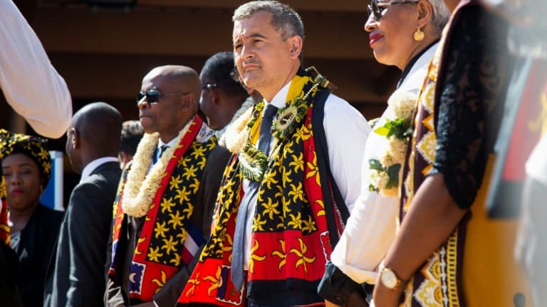 Le ministre de l'Intérieur Gérald Darmanin et le maire de Mamoudzou, Ambdilwahedou Soumaila (3e g), le 24 juin 2023 sur l'île de Mayotte.