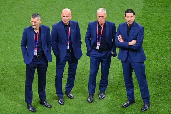 Didier Deschamps et son staff avant France-Angleterre.