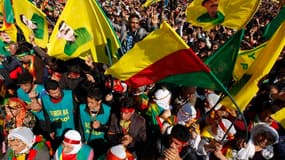 A Diyarbakir, en Turquie, où au moins 250.000 personnes rassemblées pour le Nouvel An kurde ont ovationné la déclaration d'Abdullah Öcalan, le chef emprisonné du PKK, lu à la foule par un responsable politique. Le fondateur du Parti des travailleurs du Ku