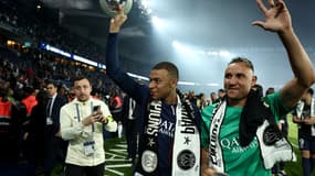 Kylian Mbappé et Keylor Navas saluent les fans dimanche pour leur dernière apparition au Parc des Princes