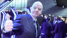 Gianni Infantino, le président de la FIFA, pouce levé et souriant pendant une cérémonie liée à la Coupe du monde 2026, le 13 décembre 2024