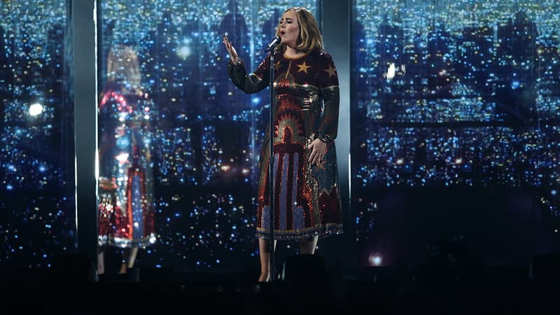 Adele sur scène en février 2016 pour les BRIT Awards.