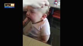 Un bébé voit ses parents pour la première fois