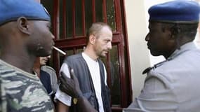 L'organisation caritative Arche de Zoé, son président Eric Breteau (ici devant le tribunal de N'Djamena, en novembre 2007) et cinq de ses membres ont été renvoyés en correctionnelle pour une affaire de tentative d'enlèvement d'enfants au Tchad en octobre