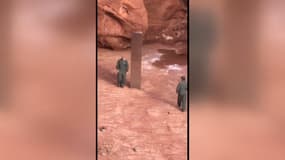Mais d'où vient ce mystérieux "monolithe" de métal installé dans le désert?