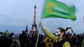 Manifestation anti-nucléaire organisée par des associations et des partis écologistes à Paris. Les personnalités politiques françaises opposées au nucléaire redoublent de critiques après l'accident dans une centrale japonaise, tandis que le gouvernement e